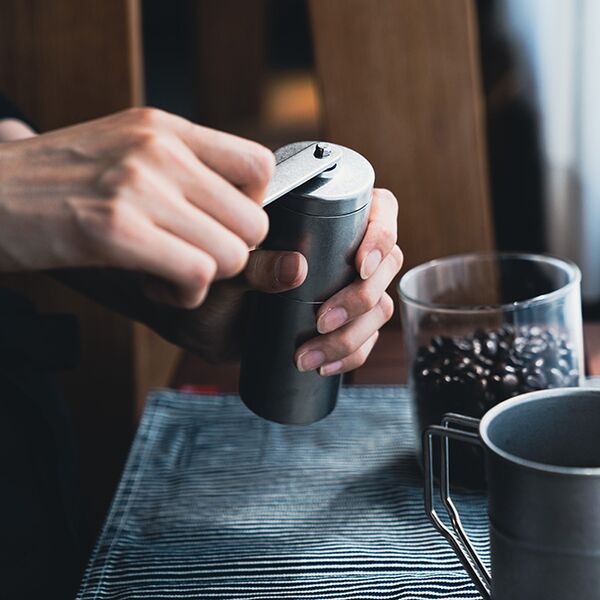 日本AOYOSHI 青芳製作所 禮盒組 咖啡磨豆器-復古銀(511097)